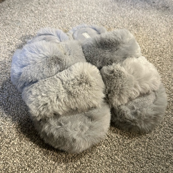 Fluffy grey slippers with two straps - Picture 1 of 6